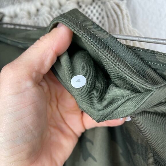 Lululemon wonder under green camo mid rise Capri leggings - Picture 6 of 7